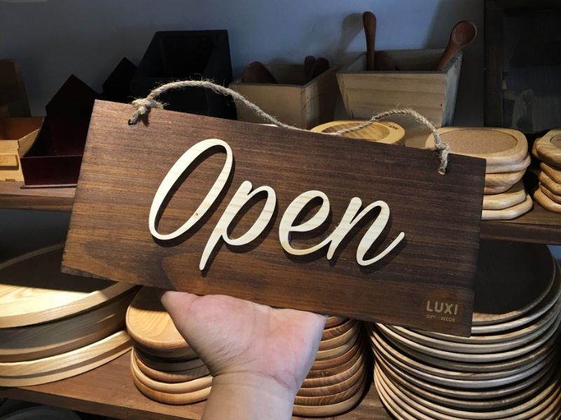 Bảng hiệu open close là gì?