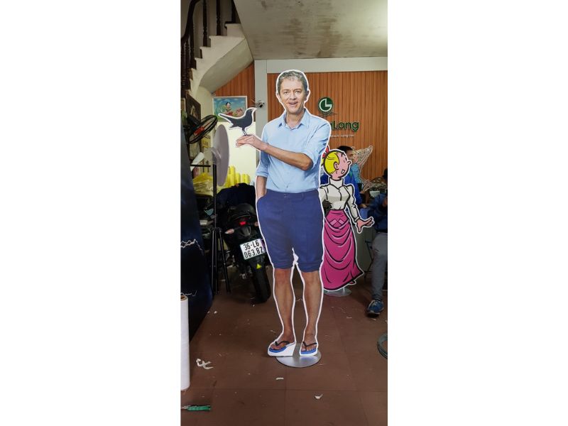 Mẫu 2 standee mô hình người 