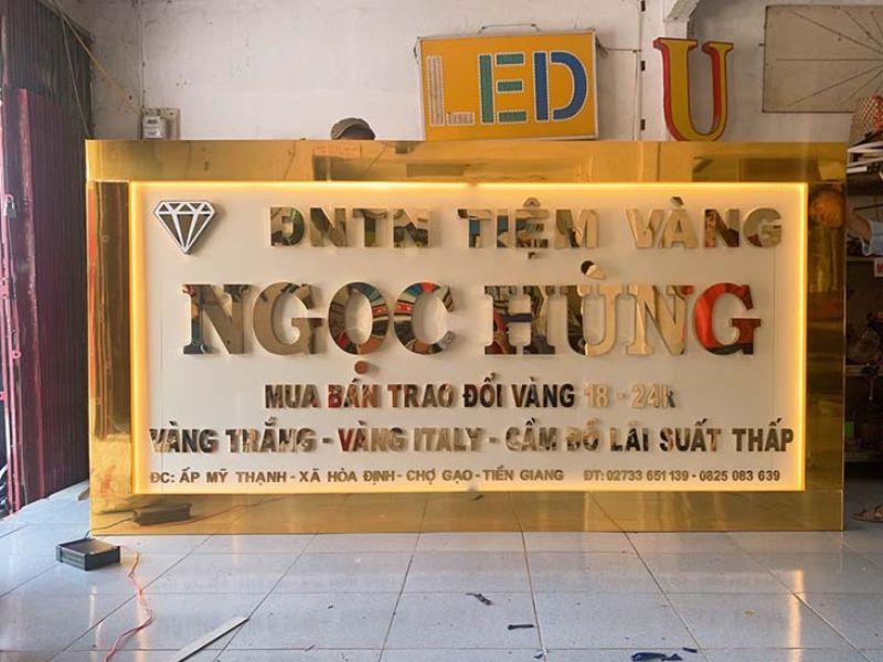 Bảng Hiệu Màu Vàng Bằng Inox