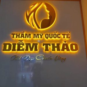 Hiệu Nền Trắng Chữ Vàng