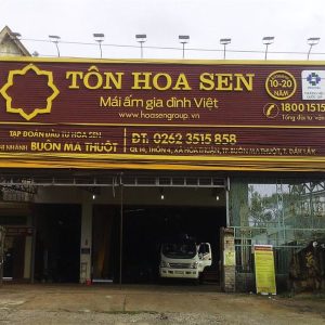 Bảng hiệu màu nâu chữ vàng