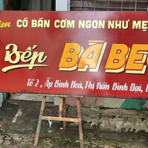 Bảng hiệu nền đỏ chữ vàng